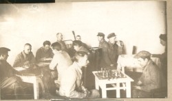 Фотография. За играми в Ставропольской психиатрической больнице. 1930-е гг. Из фотоальбома главного врача А.Я. Доршта 1939 г.